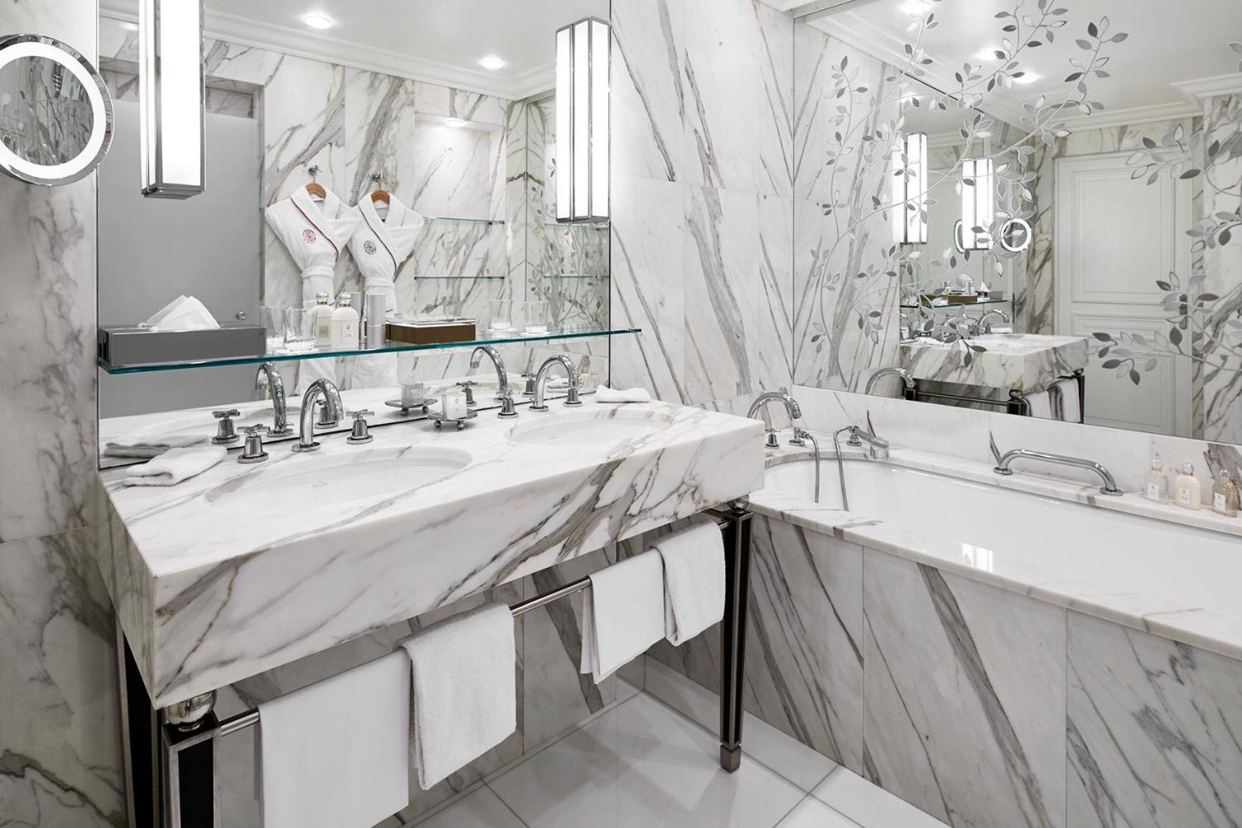 Plaza Athenee - Dorchester Collection Paris
