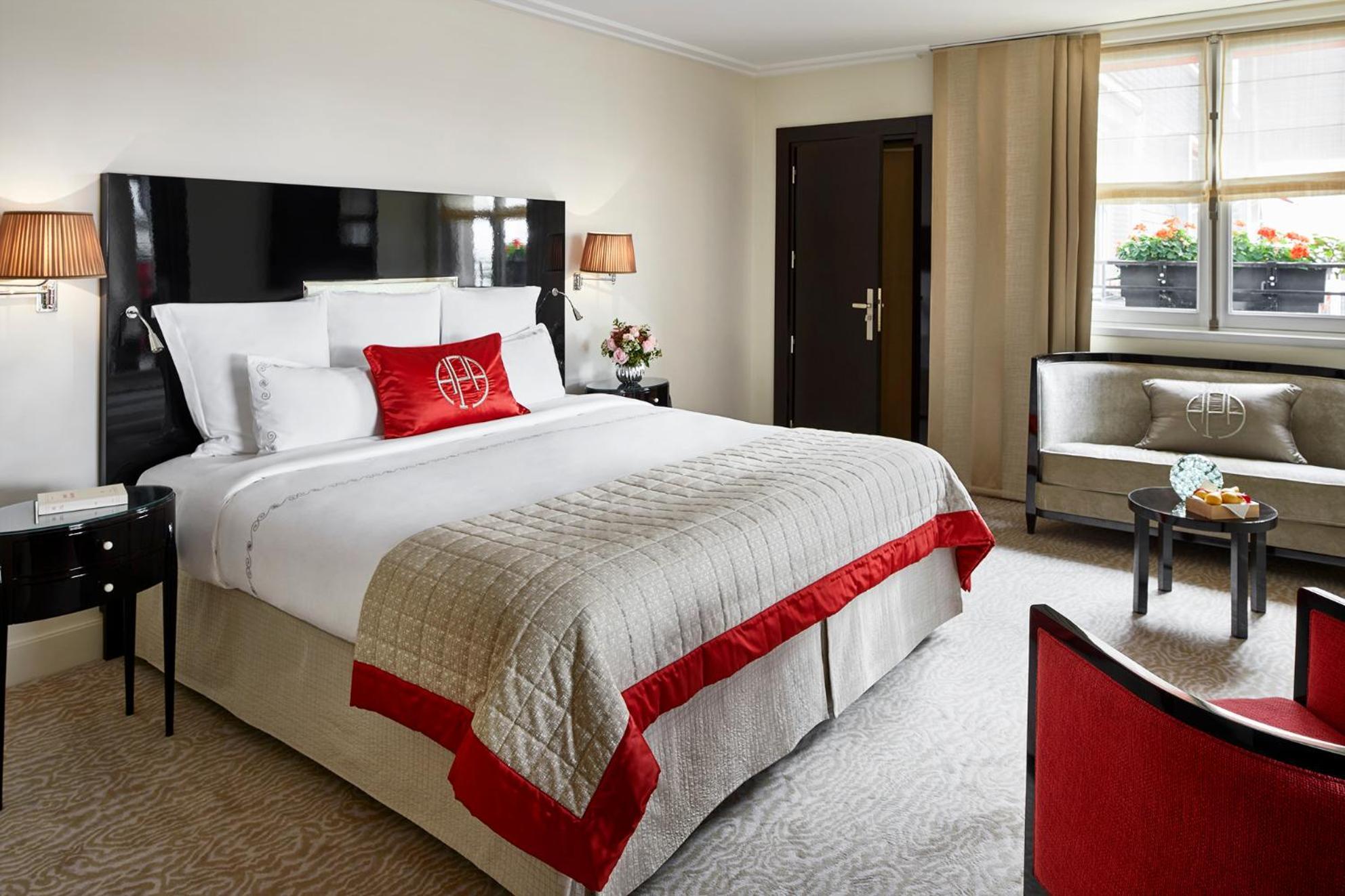 Plaza Athenee - Dorchester Collection