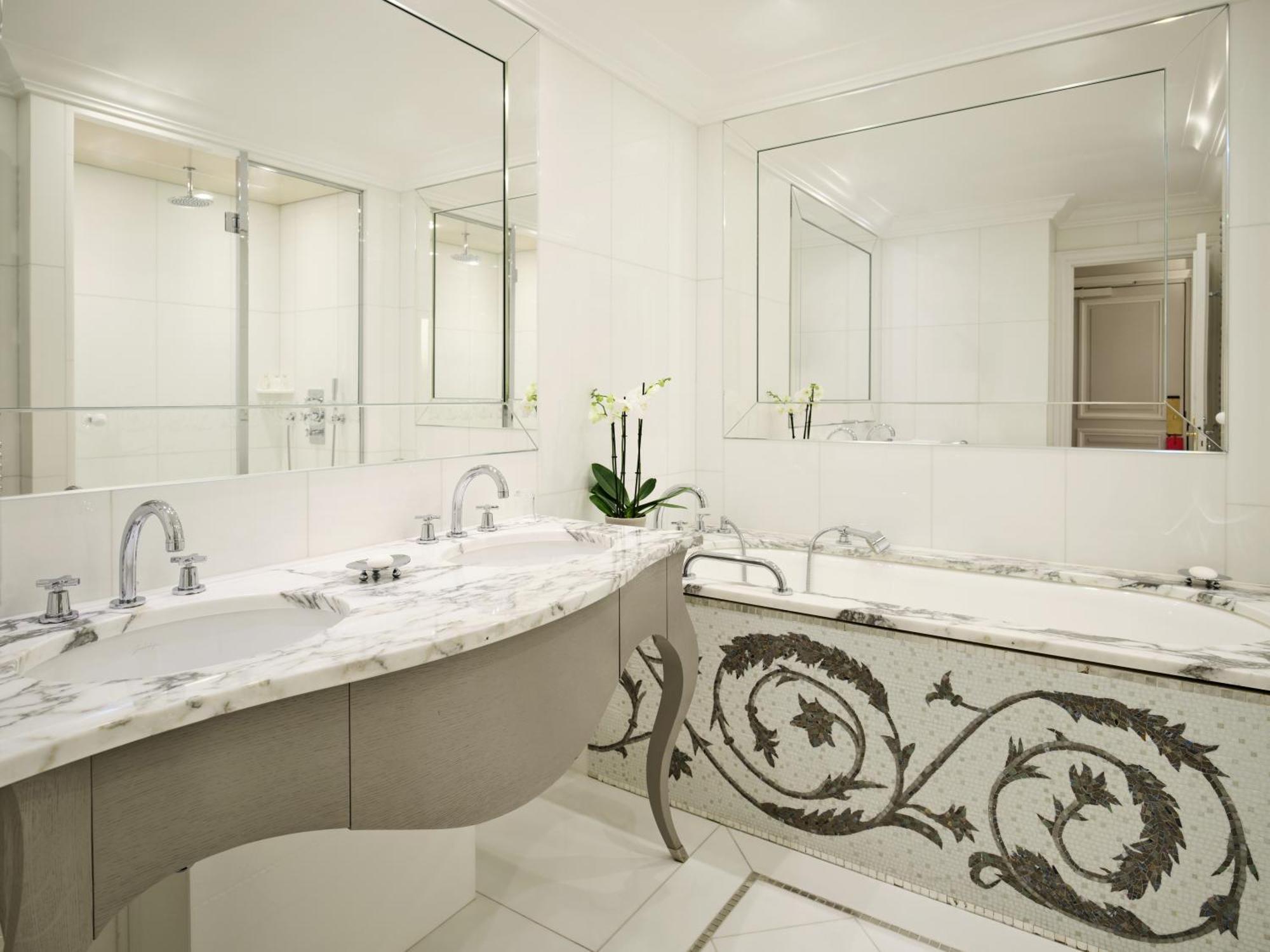 Plaza Athenee - Dorchester Collection